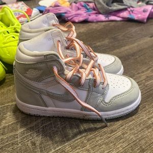 Does not come with box sorry I don’t keep boxes